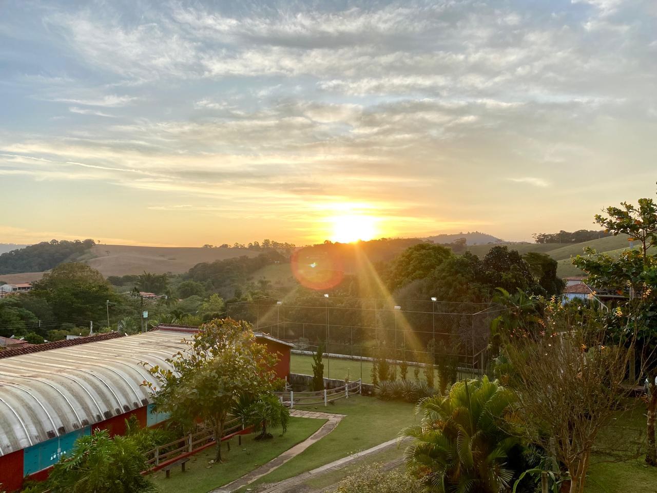 Pôr do sol sobre as montanhas visto do hotel